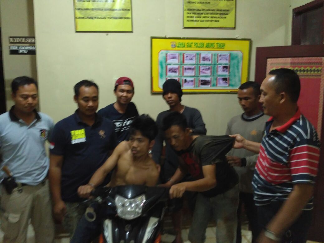 dua-pelaku-begal-di-polsek-abung-tengah_20161116_153225.jpg