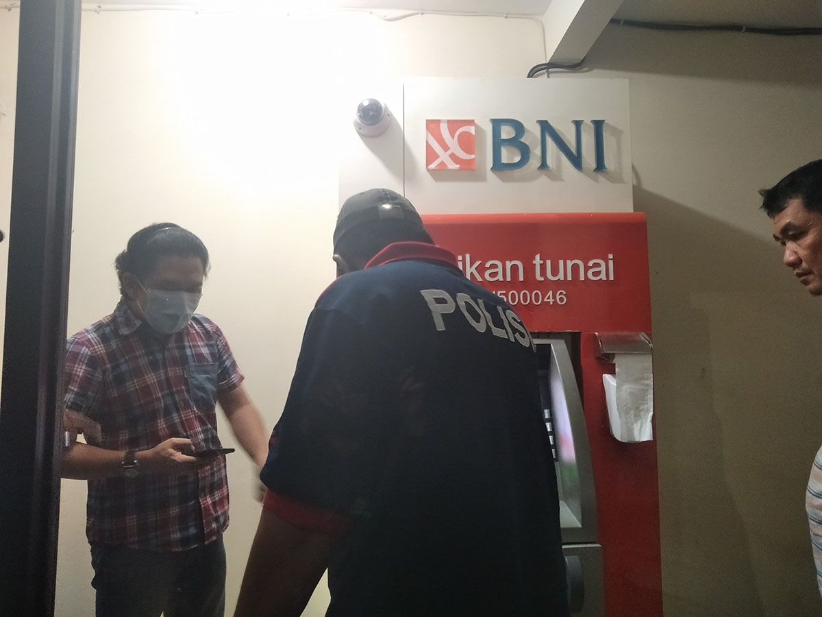 Warga Kepung 2 Terduga Pelaku Bobol ATM di Bandar Lampung, Terduga Pelaku Keluarkan Pisau