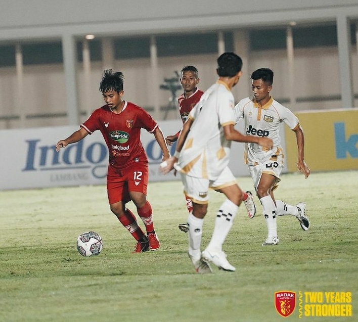 duel-badak-lampung-fc-vs-perserang-serang-3.jpg