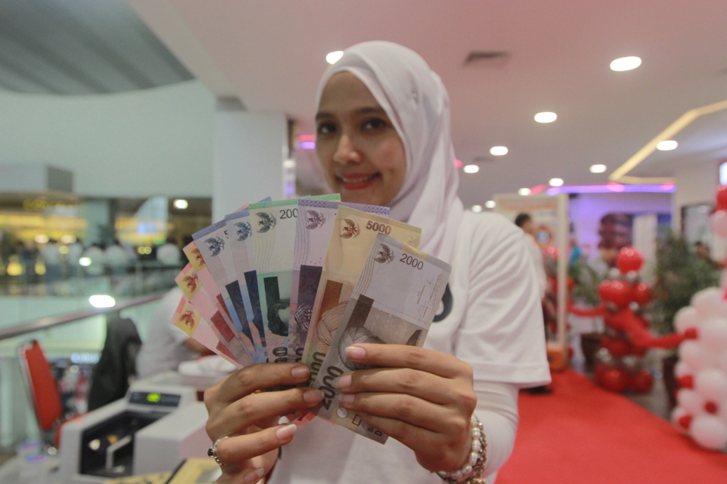 duit-rupiah-dan-cewek-cantik_20160817_223747.jpg