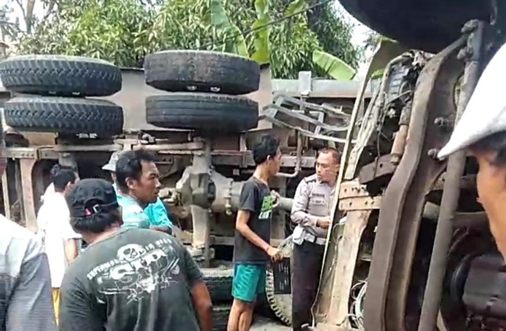 dump-truk-terguling-di-jalinsum-lamsel-a.jpg
