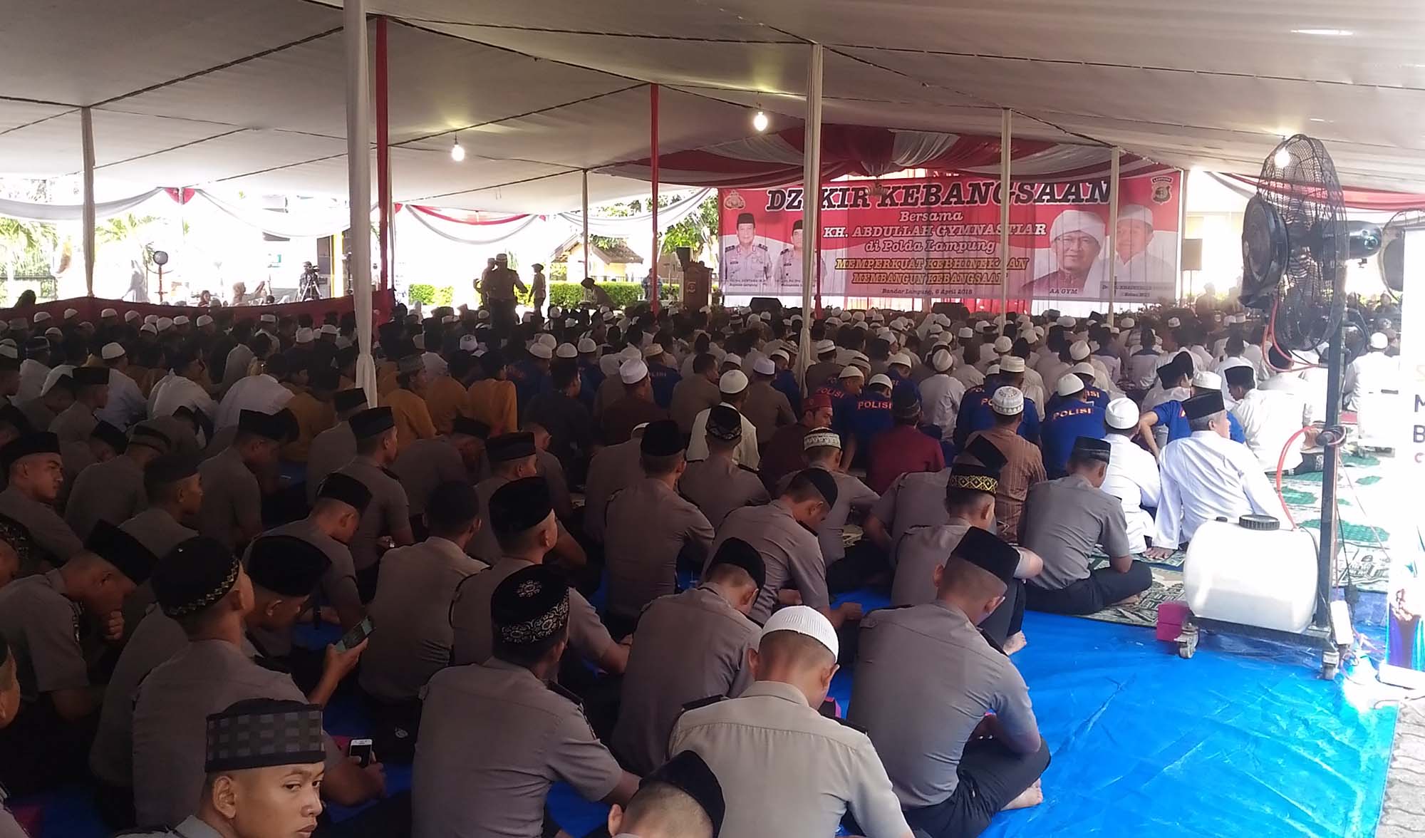 Ribuan Masyarakat Tunggu Kehadiran Aa Gym di Halaman Mapolda Lampung