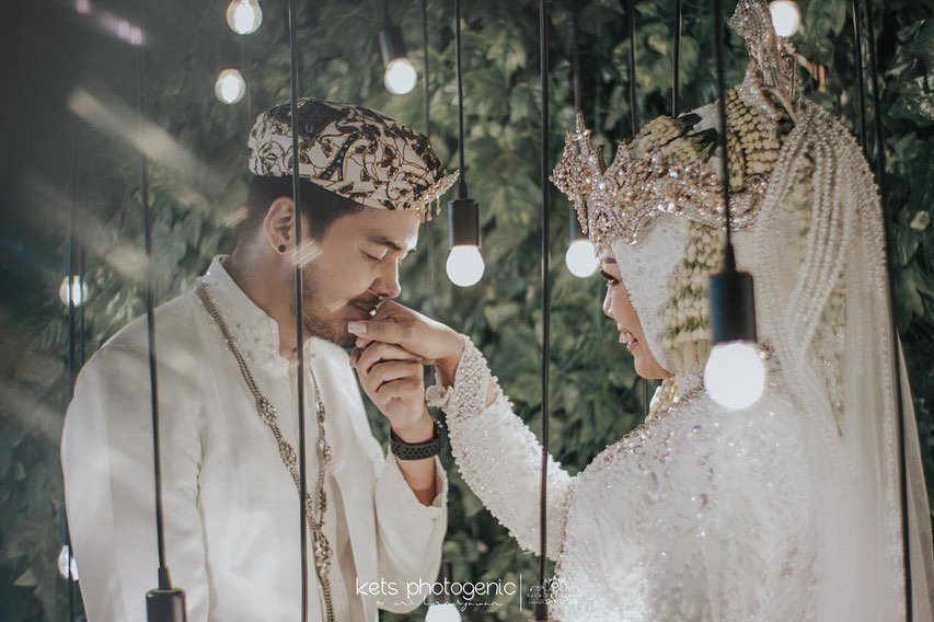 elly-sugigi-tampil-pakai-baju-pengantin-bareng-pria-tampan-baru-simulasi.jpg