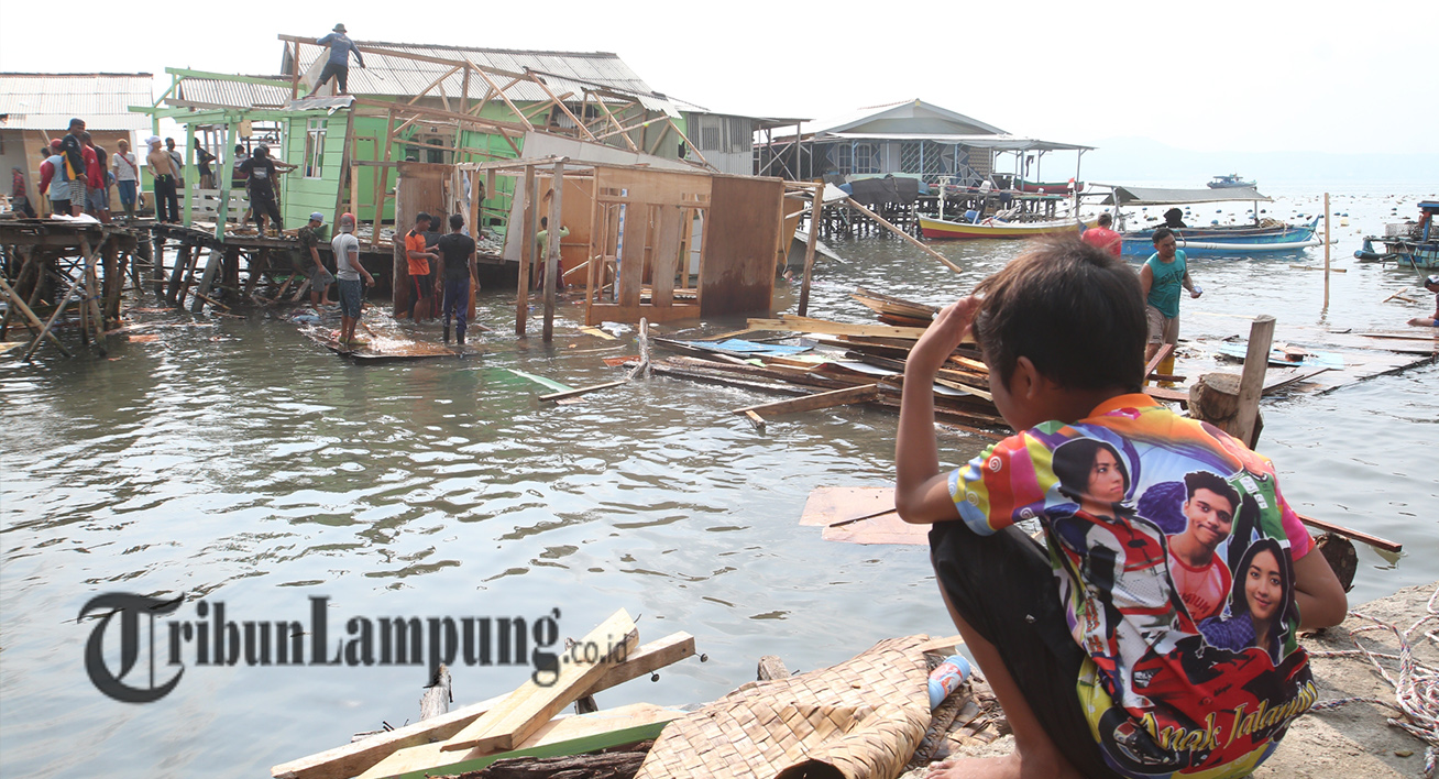 empat-rumah-warga-di-perairan-teluk-dihantam-gelombang-pasang-setinggi-2-meter.jpg