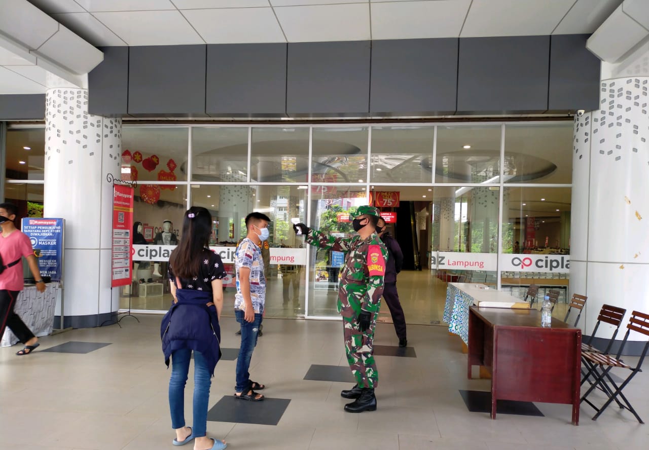 Cegah Penyebaran Covid 19, Babinsa Koramil 410-06/Kedaton Cek Suhu Pengunjung Ramayana Ciplaz