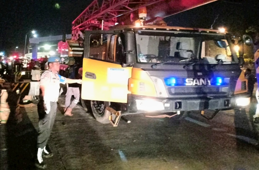 evakuasi-badan-truk-fuso-yang-lakalantas-di-pintu-tol-lampung-gunakan-crane.jpg