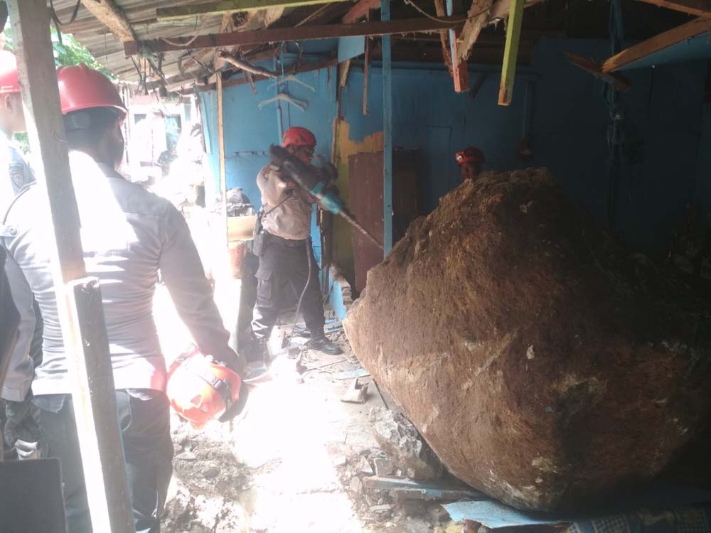 Warga Dibantu Aparat Kepolisian Evakuasi Material Batu Longsor Pakai Alat Bor dan Gergaji Mesin