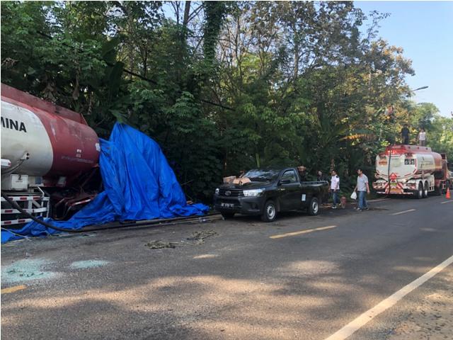 Solar Isi Tangki Truk Pertamina Lakalantas di Lampung Utara Mulai Dievakuasi