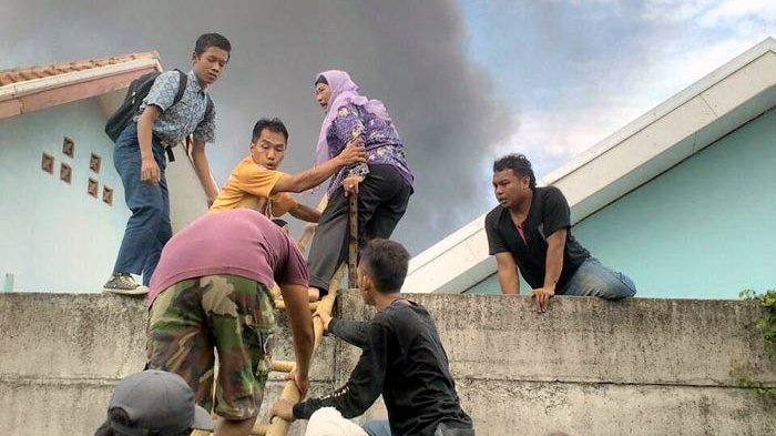 evakuasi-korban-kebakaran-gudang-petasan-di-kosambi_20171026_163453.jpg