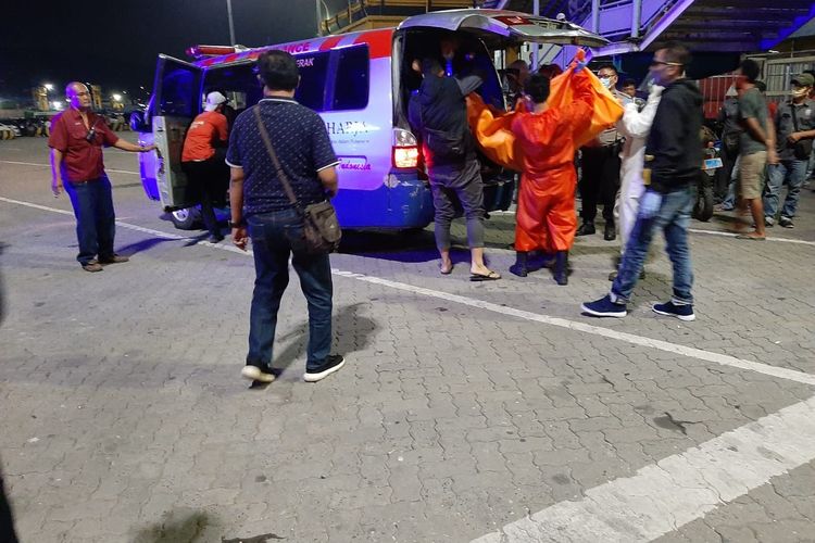 evakuasi-penumpang-kapal-tewas-tanpa-busana-di-dalam-mobil.jpg