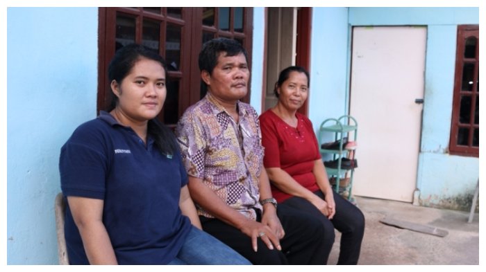 febriyanti-siahaan-bersama-kedua-orang-tuanya_20170614_101902.jpg