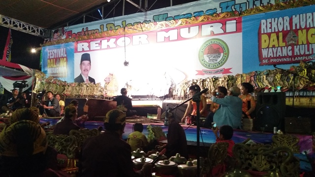 festival-dalang-wayang-kulit-se-lampung_20170824_230535.jpg