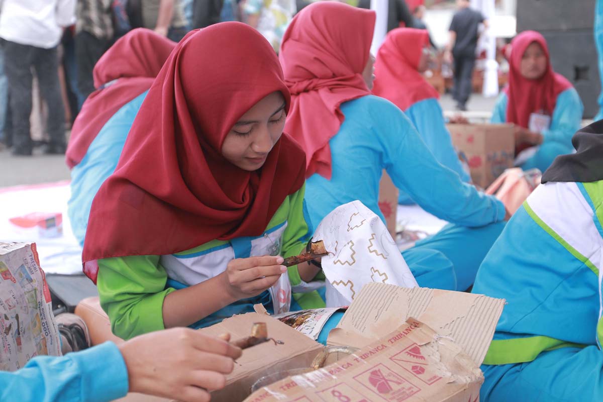 BERITA FOTO - Festival Desain Seni Motif Batik Lampung di Bundara Tugu Adipura