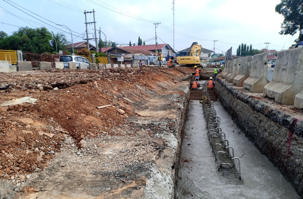 flyover-sultan-agung-terus-dikebut-saat-ini-bangun-retaining-wall.jpg