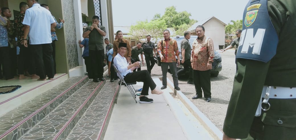 foto-jokowi-disambut-antusias-warga-simpang-pematang-mesuji.jpg