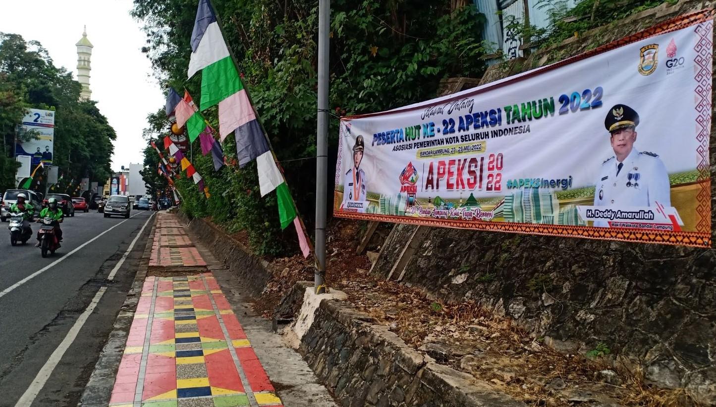 Foto Sambut Apeksi 2022, Sejumlah Umbul-umbul dan Banner Terpasang di Ruas Jalan Bandar Lampung