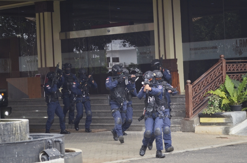 FOTO Simulasi Pembebasan Sandera di Komplek Kantor Gubernur Lampung
