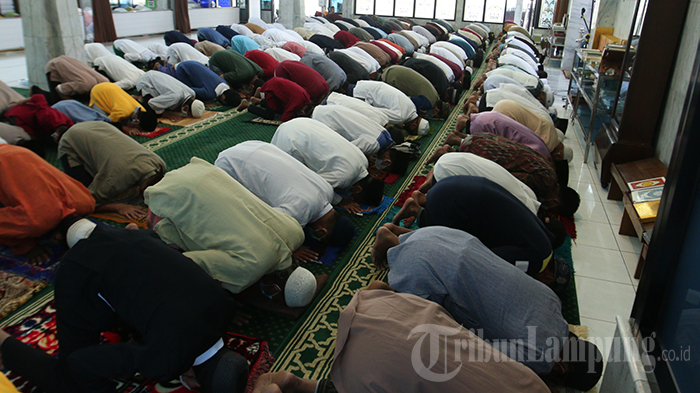 foto-warga-bandar-lampung-salat-idul-adha-2021-di-masjid-al-abror-2.jpg