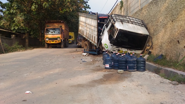 Takut Lindas Motor Sopir Truk Banting Setir ke Kiri, Ini yang Terjadi