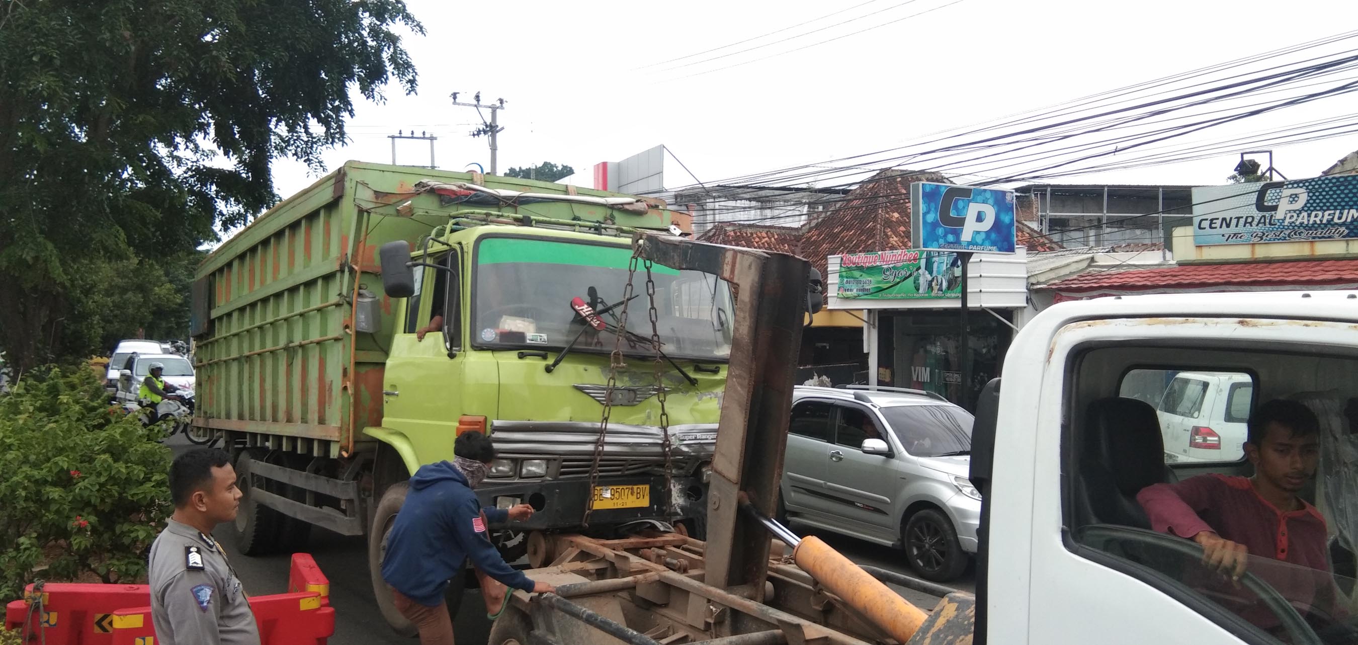 Fuso Mati Mesin yang Tabrak Pembatas Flyover MBK Diderek ke Mapolresta Bandar Lampung