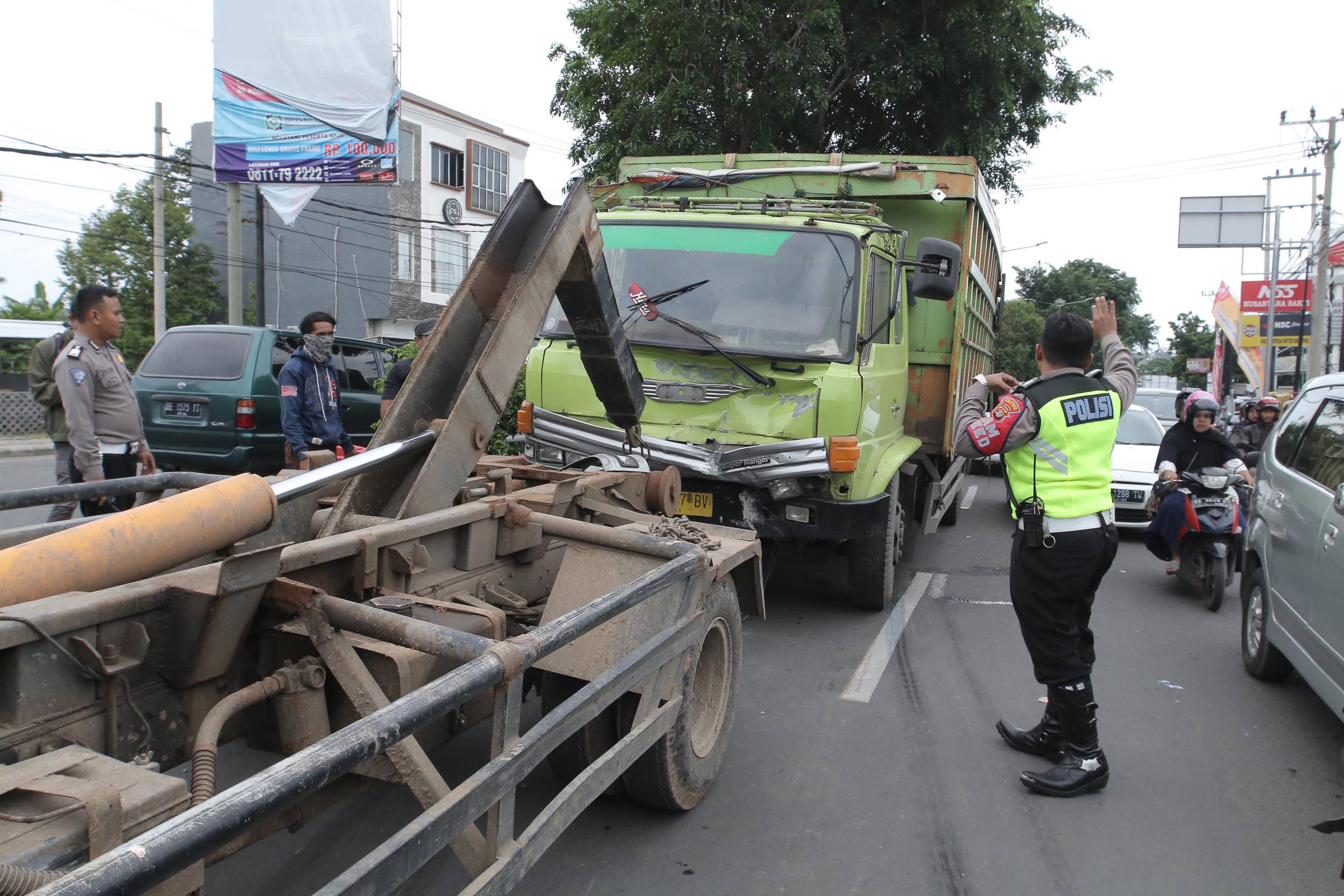 fuso-tabrak-pembatas-flyover-d.jpg
