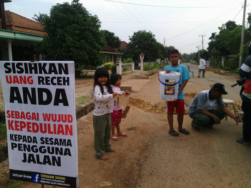 galang-koin-untuk-jalan-rusak_20160529_155803.jpg