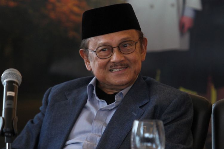 gantikan-soeharto-bj-habibie-raih-lifetime-achievement-award-karena-kebijakannya-saat-jadi-presiden.jpg