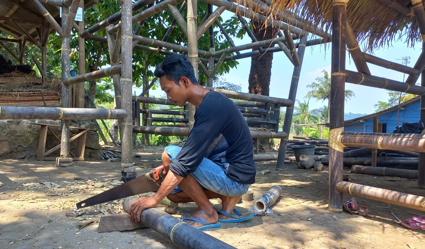 gazebo-bambu-hitam-dibanderol-mulai-rp-2-juta.jpg