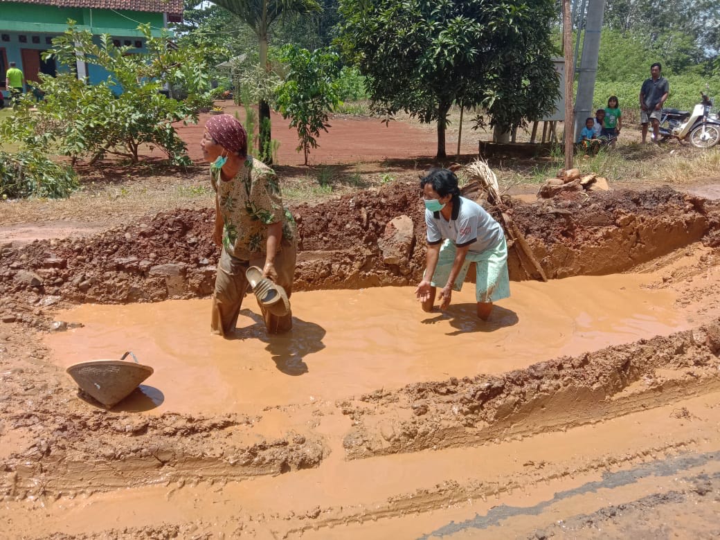 Geram Jalan bak Kubangan, Warga Kotabumi Utara Pasang Portal