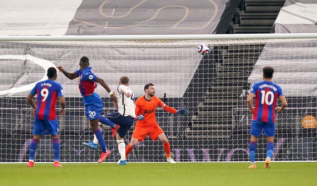 gol-peneyrang-crystal-palace-christian-benteke-saat-vs-tottenham-dengan-kemenangan-spurs-4-1.jpg
