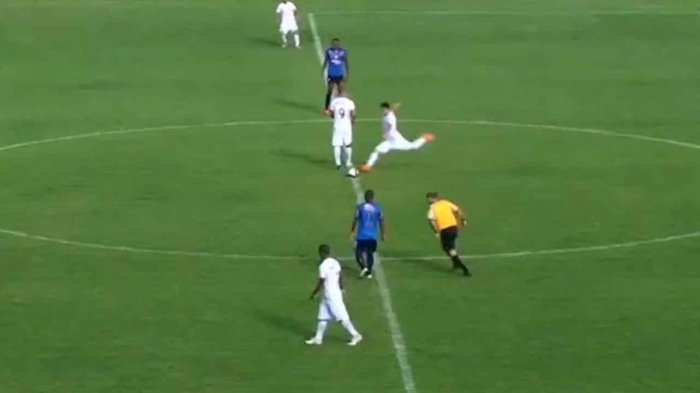 Pemain Ini Cetak Gol Spektakuler dari Tengah Lapangan