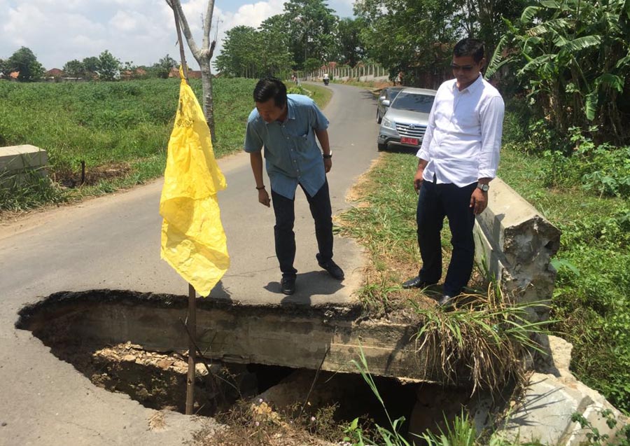 Gorong-Gorong Amblas Intai Keselamatan Pengendara di Menggala
