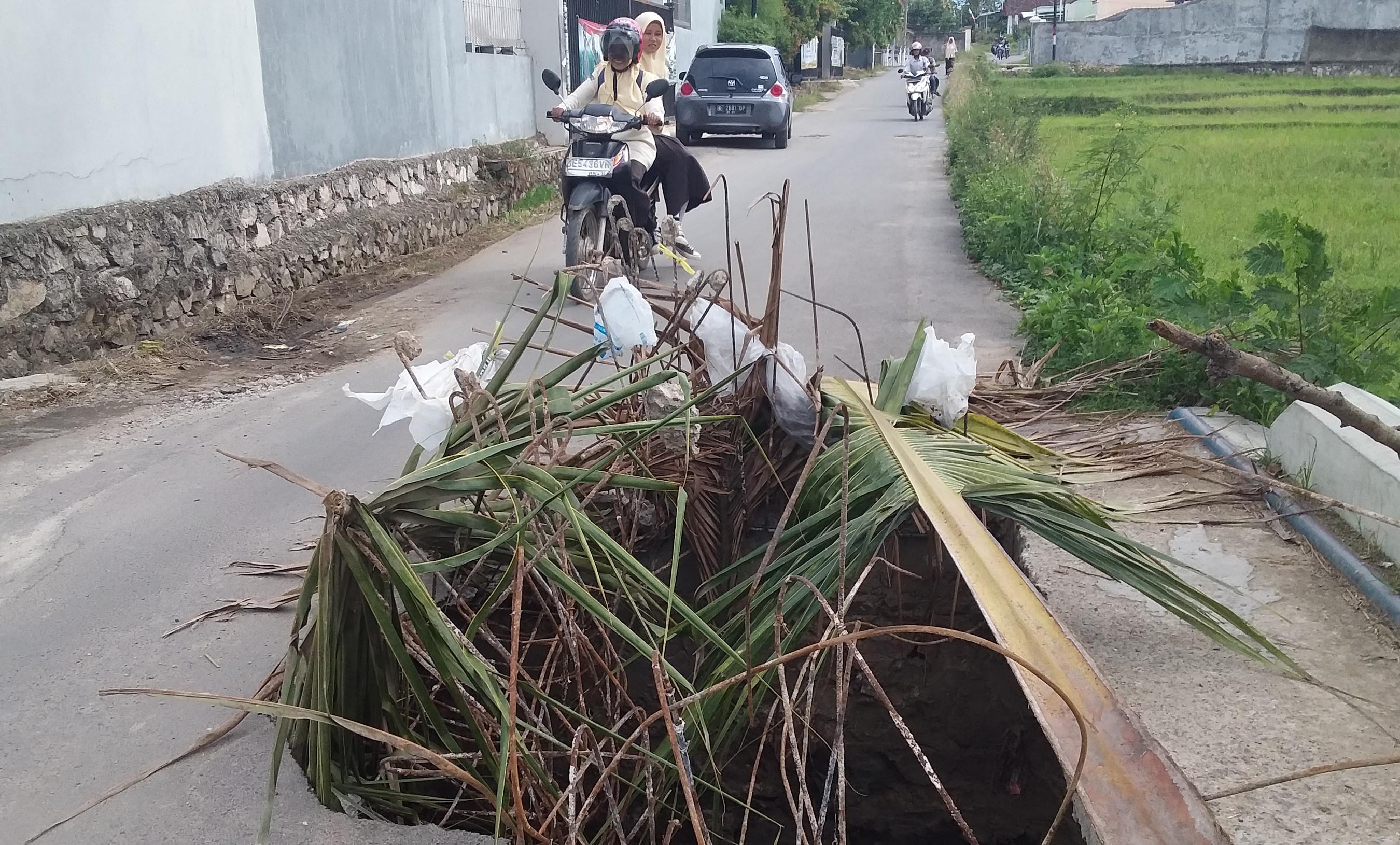 Bahaya, Gorong-Gorong Jebol Jalan Pemuda II Dibiarkan Menganga