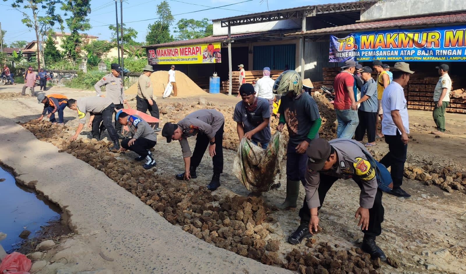 Kapolsek Seputih Mataram Polda Lampung, Danramil, dan Warga Gotong Royong Perbaiki Jalan Rusak