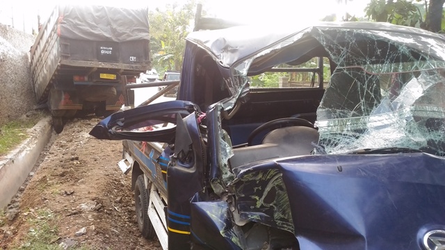 Grand Max Biru Cuek Dengan Klakson Peringatan dari Truk Fuso