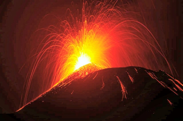 Warga Kalianda Dikejutkan Debu Pasir Hitam Diduga dari Anak Gunung Krakatau