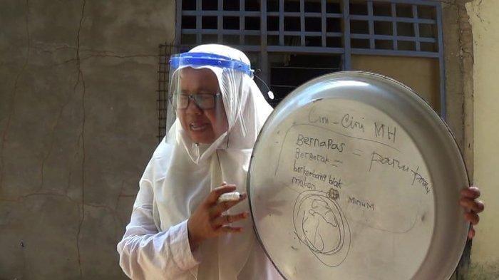 Muridnya Tak Punya Ponsel Belajar Daring, Seorang Guru Terpaksa Pakai Nampan untuk Jadi Papan Tulis