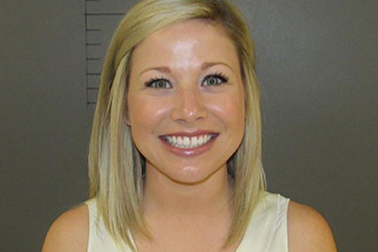 Guru Wanita Ini Ditangkap karena Ketahuan Sering Tidur dengan Seorang Siswanya