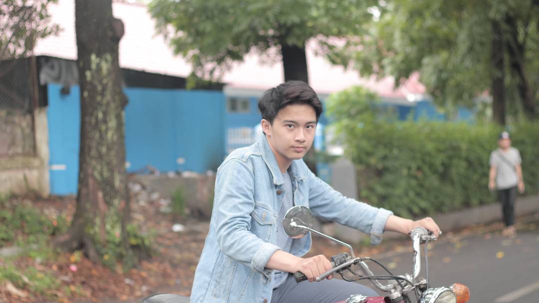gusti-reyhan-gibayus-memerankan-tokoh-akew-di-film-dilan_20180207_171807.jpg