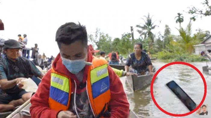 Handphone Baim Wong Terlempar ke Sungai Kalimantan, Sempat Panik Perahu Tim Akan Terbalik