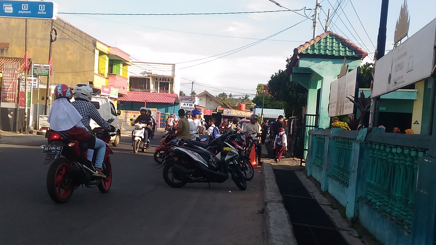 Suasana Hari Pertama Masuk Sekolah Seusai Libur Panjang di Kawasan Way Halim