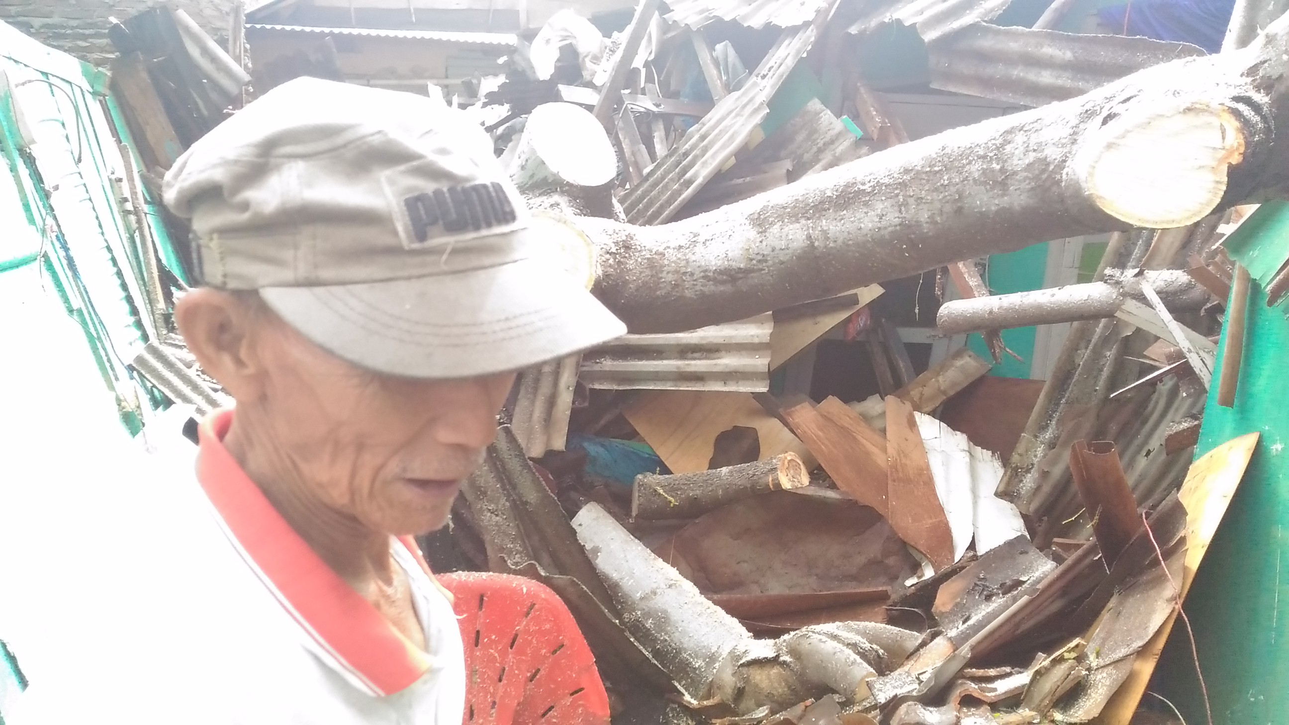 Menyedihkan, Hasan Diberitahu Rumahnya Tertimpa Pohon Saat Kais Rezeki Menarik Becak