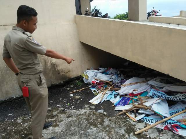 Atribut Calon Pilgub di Bandar Lampung Bersih 99 Persen