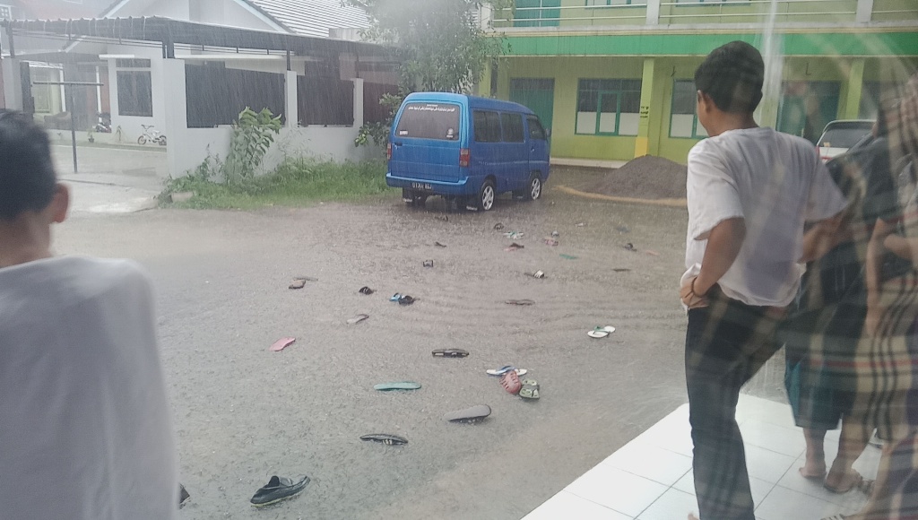 Heboh, Jemaah Salat Jumat Kaget Sandalnya Hanyut Semua