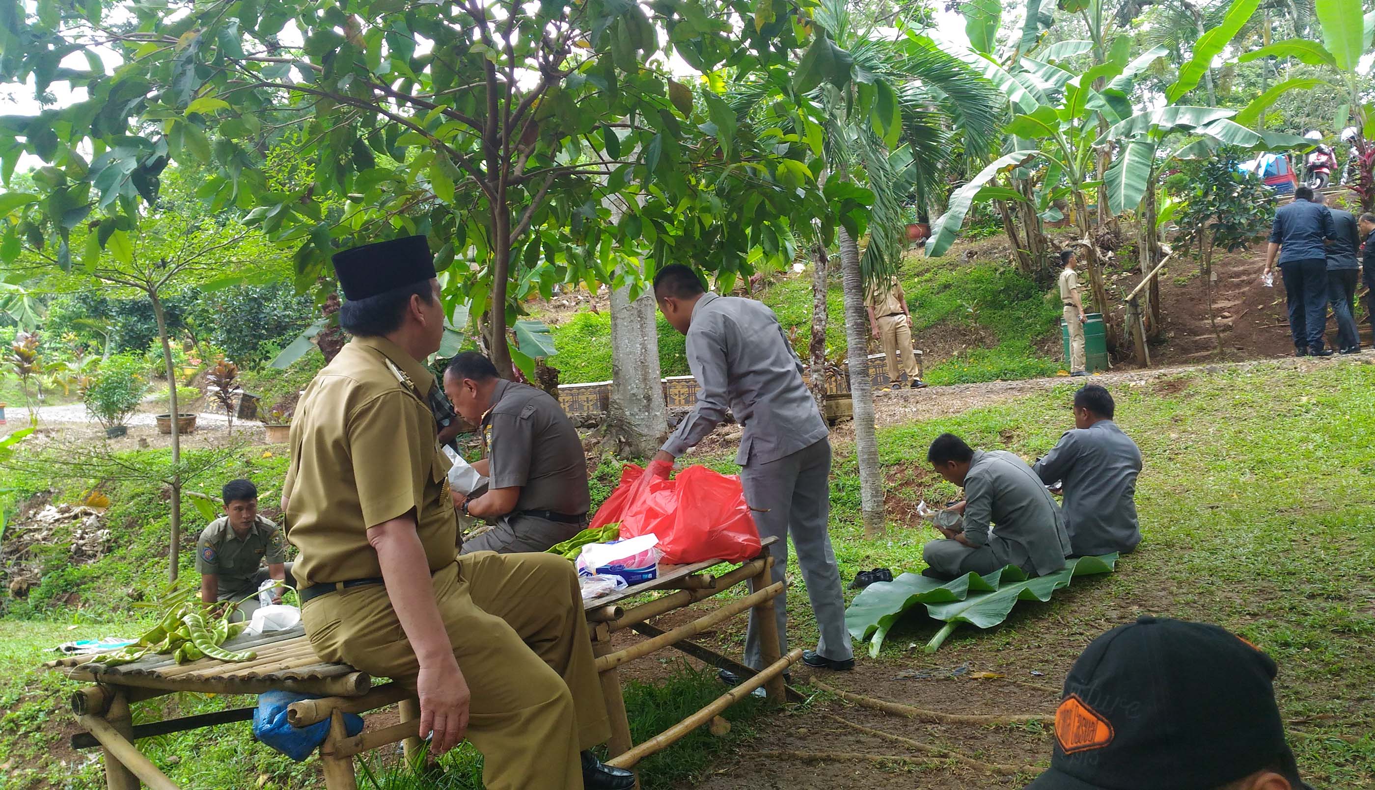 (FOTO) Herman HN Ajak Wartawan Makan Nasi Bungkus Plus Lalapan Petai di Kebun Bibit