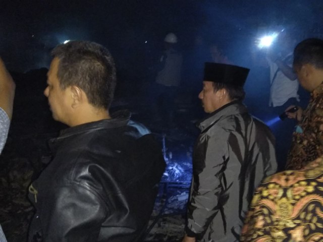 herman-hn-sambangi-tps-pasar-way-halim-yang-terbakar_20180120_202549.jpg