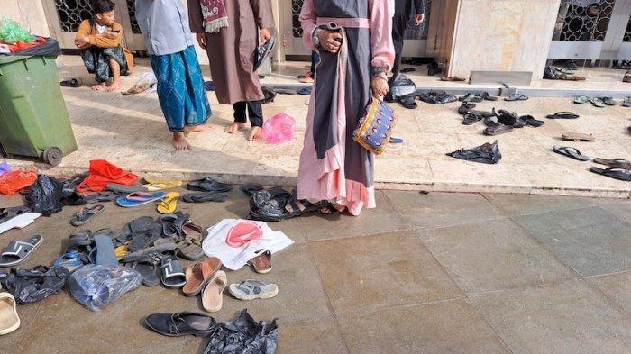 Jemaah Heran Sepulang Salat Id Sendal Hilang, Petugas: Sudah Sering