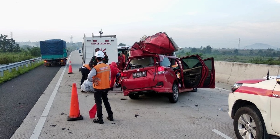 honda-mobilio-tabrak-pantat-truk-fuso-di-tol-lampung-2-orang-meninggal-dunia.jpg
