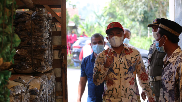 HPSN 2021, Bupati Lampung Barat Parosil Mabsus Apresiasi Gerakan Sedekah Sampah