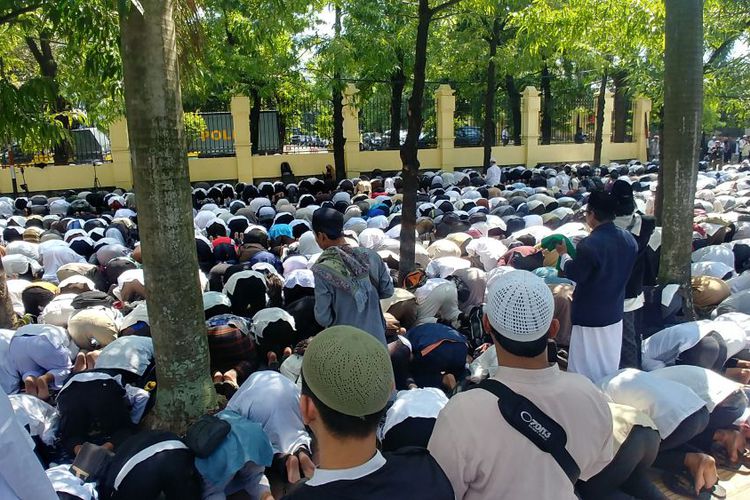 Anggota HTI Ini Menangis Gugatan Ormasnya Ditolak PTUN, Rekan Lain Justru Sujud Syukur